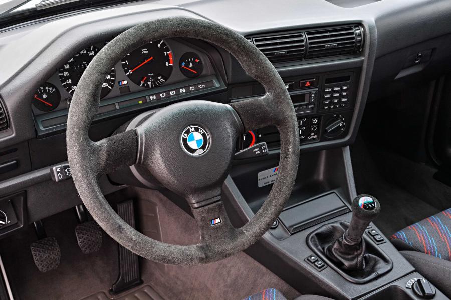 Торпедо BMW M3 Sport Evolution (E30) 1990 года  (фото 21 из 55)